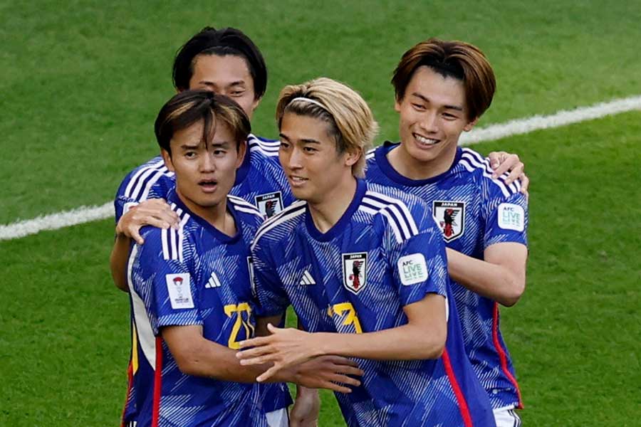 得点を喜び合うサッカー日本代表【写真：ロイター】