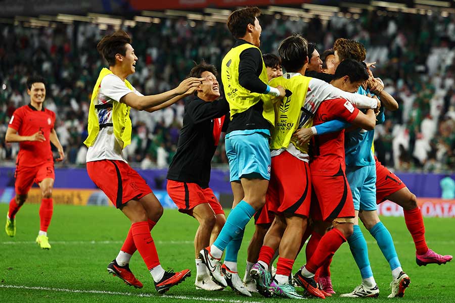 サウジアラビアに勝利し歓喜する韓国の選手たち【写真：ロイター】