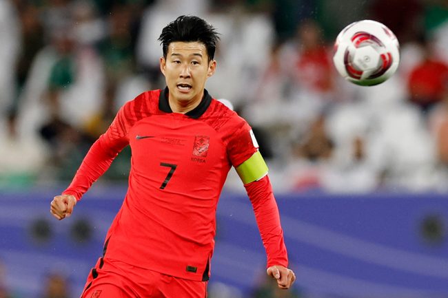 無抵抗のソン・フンミンに非礼な行為 髪を引っ張ったサウジDFに海外