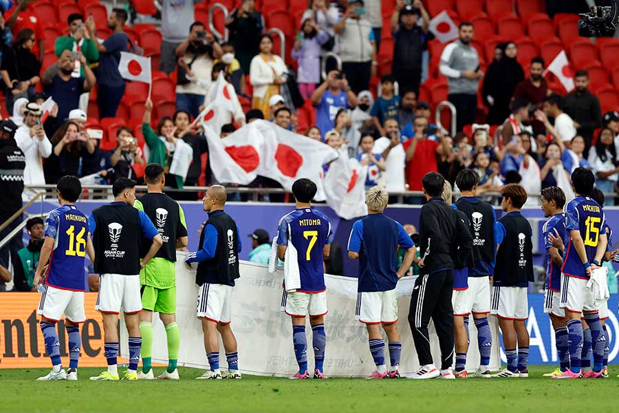 サポーターに挨拶するサッカー日本代表【写真：ロイター】