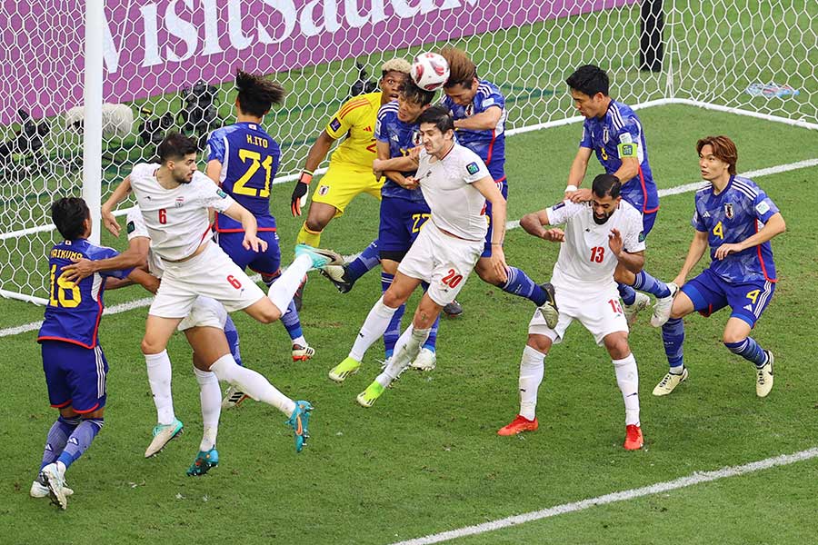 アジア杯準々決勝、イランに攻め込まれる日本【写真：ロイター】