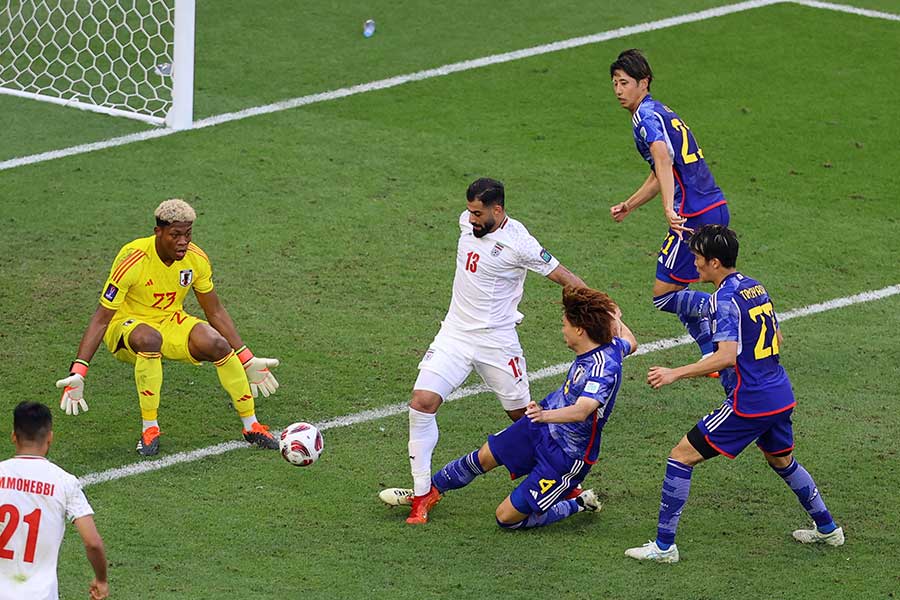 アジアカップ準々決勝で日本がイランにファウルでPKを献上【写真：ロイター】