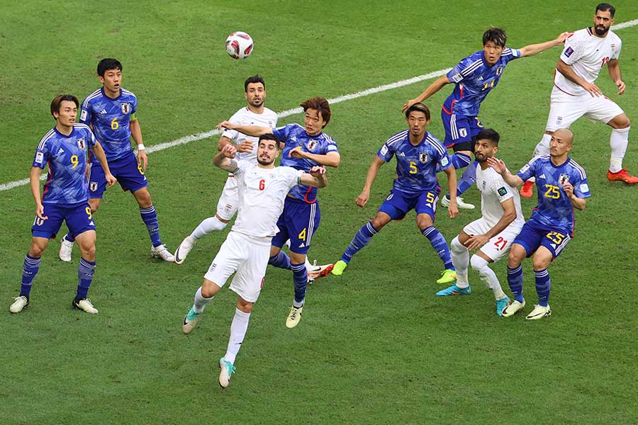 ボールを競り合うイランと日本の選手たち【写真：ロイター】