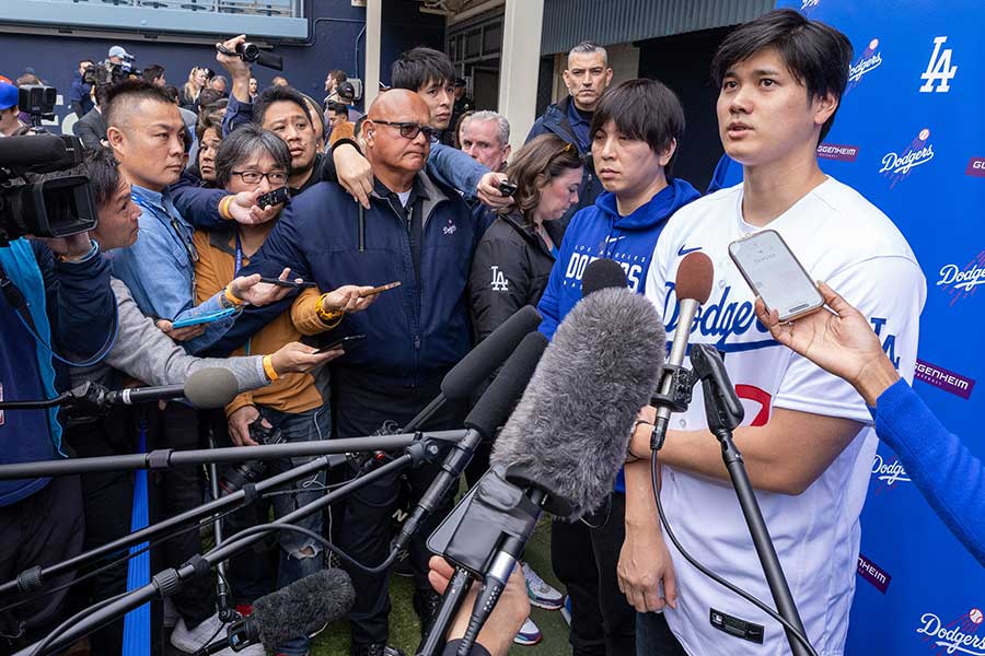 ドジャースのファンフェストで取材に応える大谷翔平投手が【写真：Getty Images】