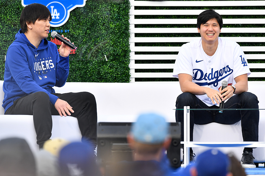 ドジャースのファンフェスタに参加した大谷翔平と通訳の水原一平氏（左）【写真：Getty Images】