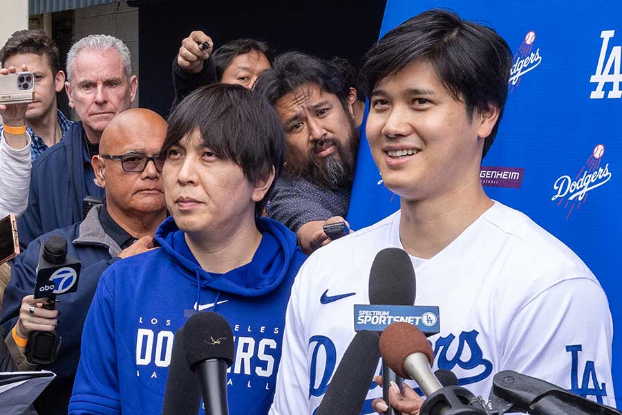 ドジャースのファンフェスタに参加した大谷翔平と通訳の水原一平氏（左）【写真：Getty Images】