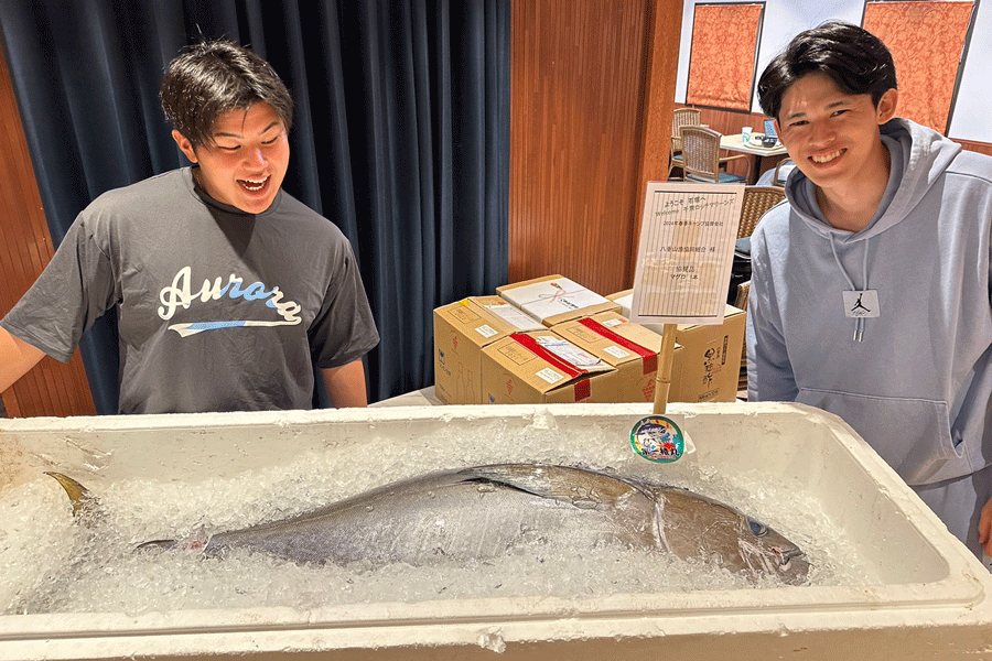 贈られたマグロにビックリする松川（左）と佐々木