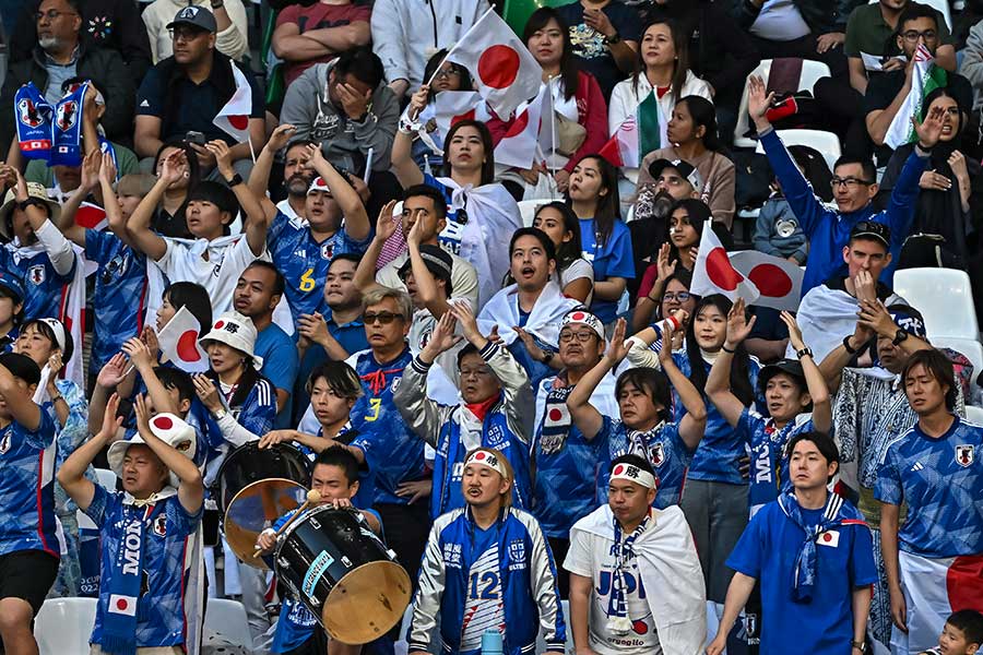 サッカー日本代表を応援するサポーター【写真：Getty Images】