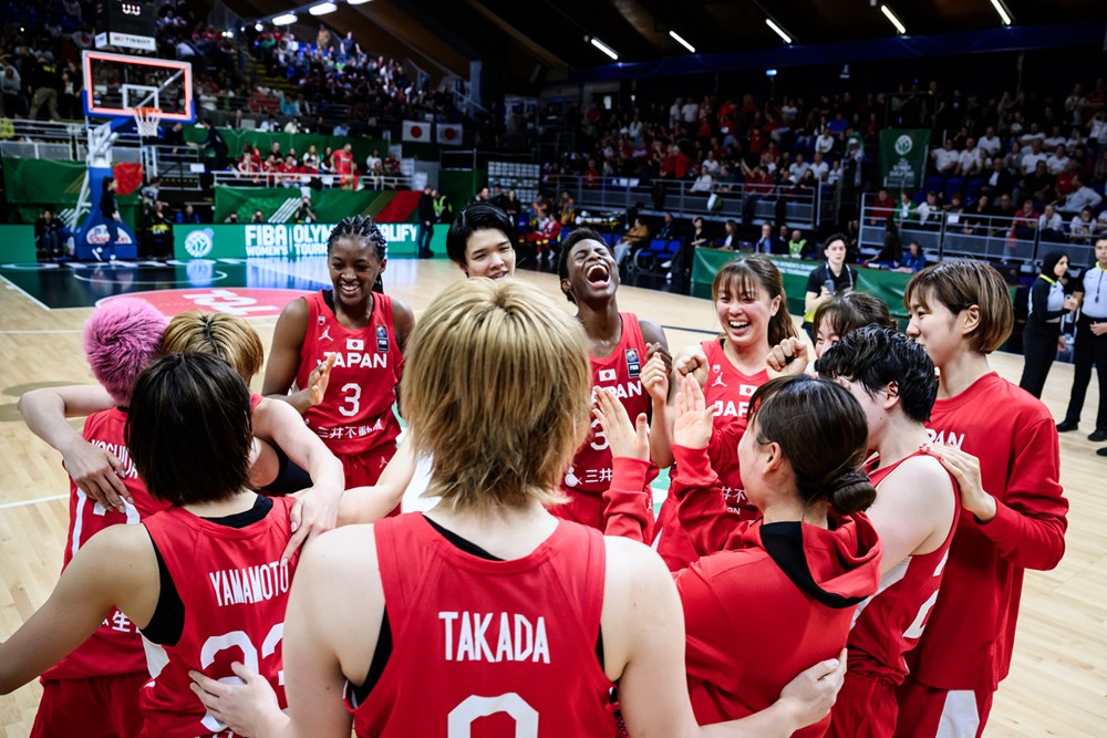 カナダ戦に勝利し、パリ五輪出場を決めた女子バスケ日本代表【写真：（C）FIBA】