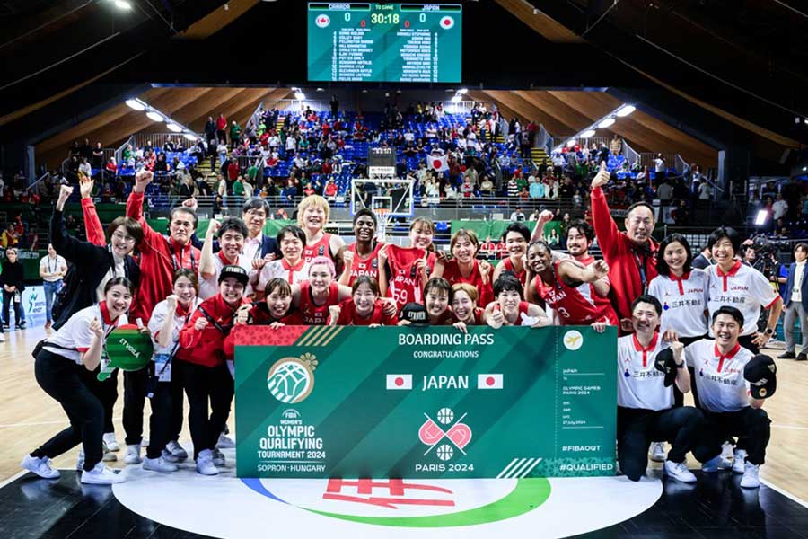 パリ五輪出場を決め喜ぶ女子バスケ日本代表【写真：（C）FIBA】