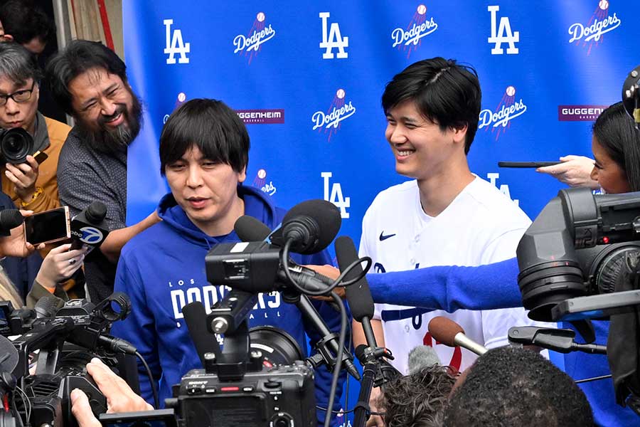 ドジャースの大谷翔平（右）と水原一平通訳【写真：Getty Images】