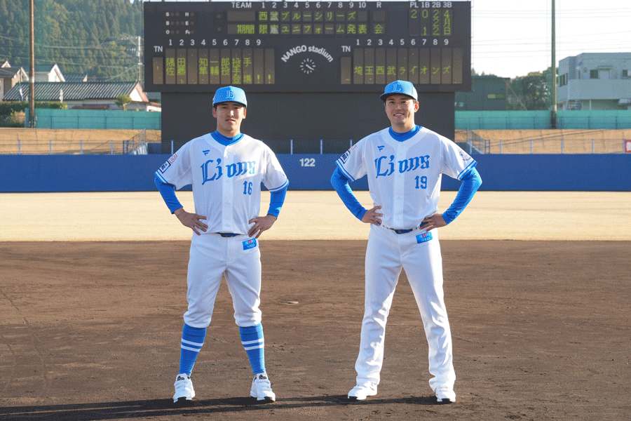 西武ブルーユニフォームをまとった隅田（左）と佐藤【写真：球団提供】