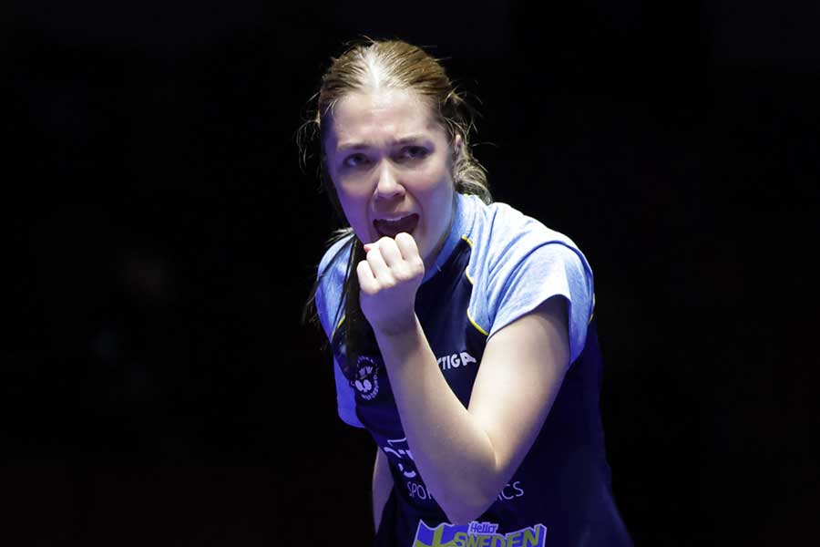 シンガポール戦でプレーするスウェーデンのクリスティーナ・シェルべリ【写真：ワールドテーブルテニス提供】
