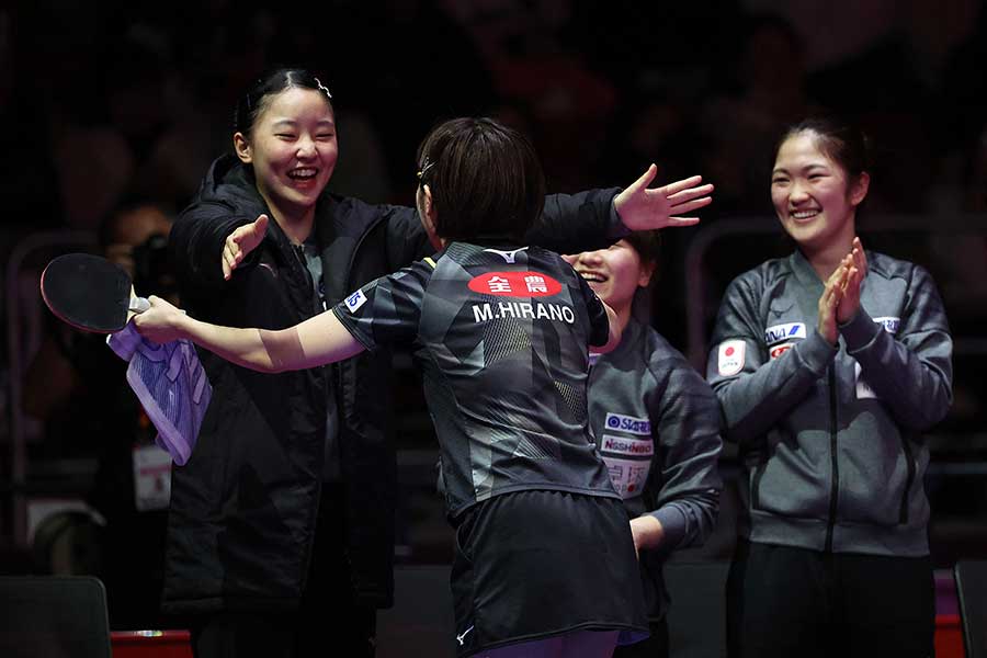 世界卓球で銀メダルを獲得した日本女子【写真：ロイター】
