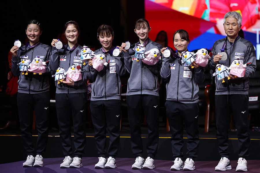 世界卓球で銀メダルを獲得した日本女子チーム【写真：ロイター】