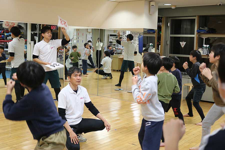 運動塾で子どもたちを指導する飯田覚士氏（中央左）【写真：山野邊佳穂】