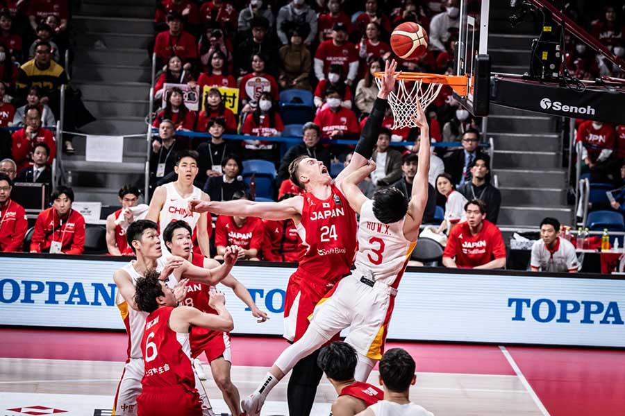 中国戦、14得点＆12リバウンドの活躍を見せたバスケ日本のジョシュ・ホーキンソン【写真：（C）FIBA】