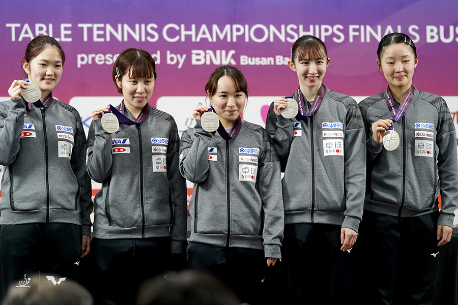 世界卓球で銀メダルを獲得した日本女子チーム【写真：ワールドテーブルテニス提供】