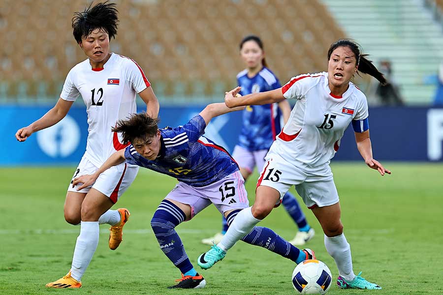 サウジアラビアで行われたパリ五輪アジア最終予選で北朝鮮と日本がボールを奪い合う【写真：ロイター】
