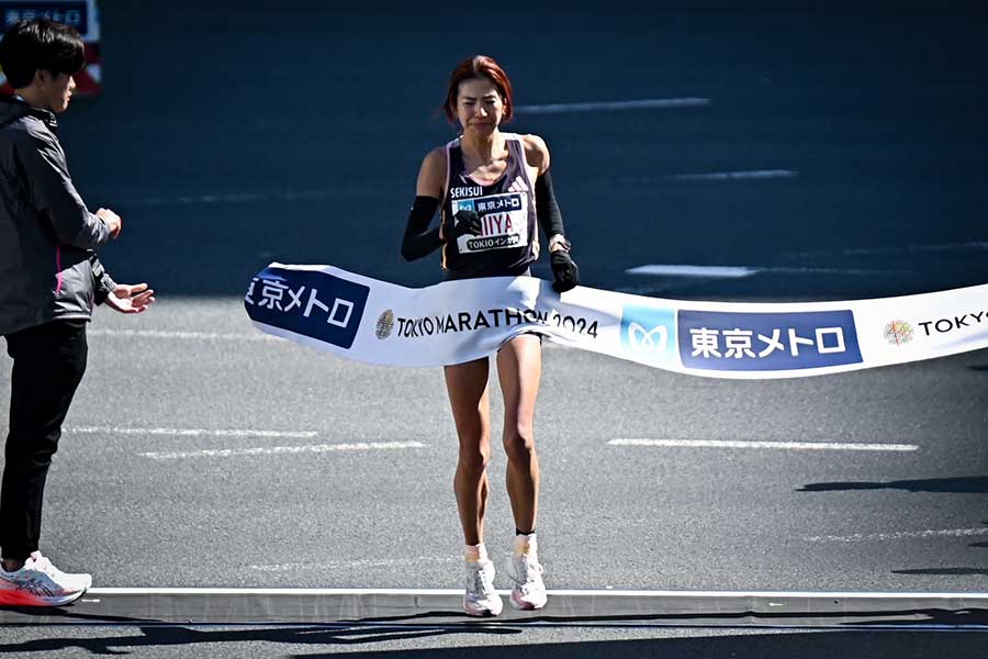 東京マラソン、日本人トップの6位でゴールする新谷仁美【写真：中戸川知世】