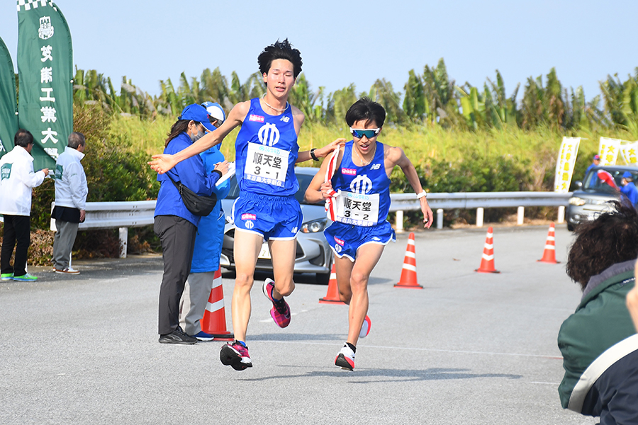 第1中継所で2位でタスキを繋ぐ順天堂大1区の鬼澤大樹（左）と2区の荒牧琢登【写真：長嶺真輝】