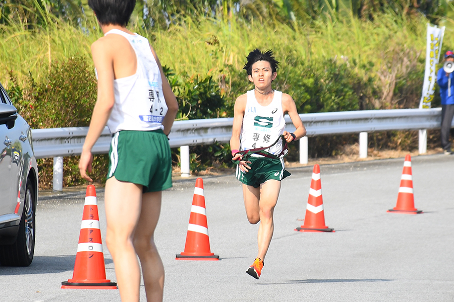 専修大の1区を走った沖縄出身の具志堅一斗【写真：長嶺真輝】