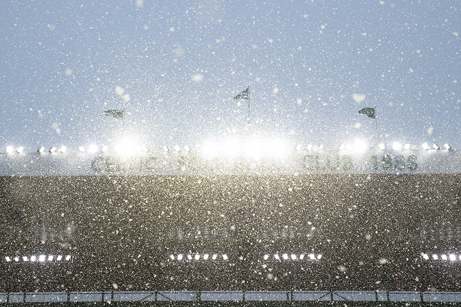 降りしきる雪の中での試合となったオーストラリア―韓国戦で、選手たちが試合中に雪かき（画像はイメージです）【写真：Getty Images】