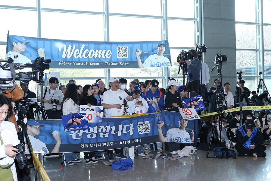 ドジャースが到着した仁川空港のロビーには大勢のファンが詰めかけた【写真：Getty Images】