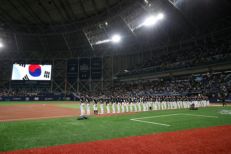 エキシビションマッチ2戦目が行われた高尺スカイドーム【写真：Getty Images】