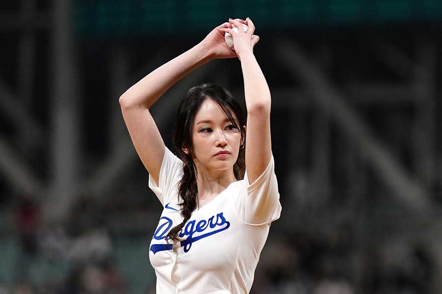 始球式に登場した韓国の女優チョン・ジョンソ【写真：Getty Images】