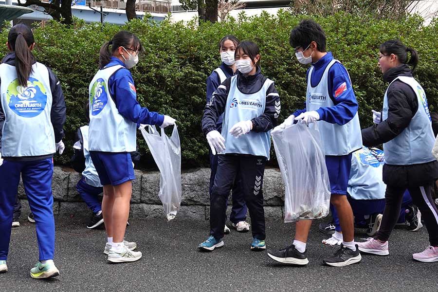 ジョギングをしながらごみ拾いをする中学生組【写真：編集部】