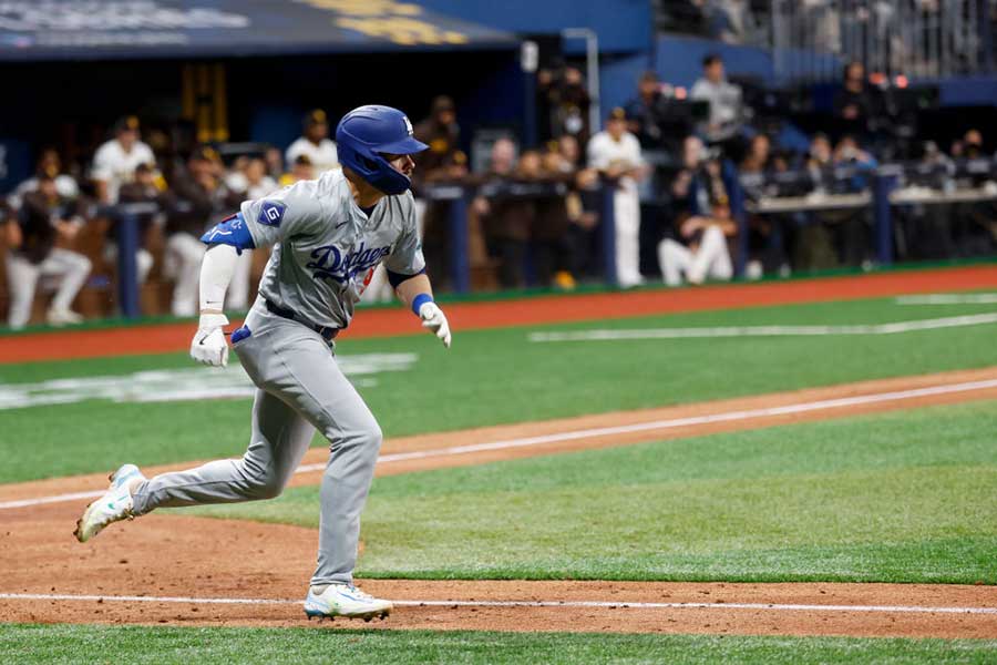 一塁へと走るドジャースのギャビン・ラックス【写真：Getty Images】