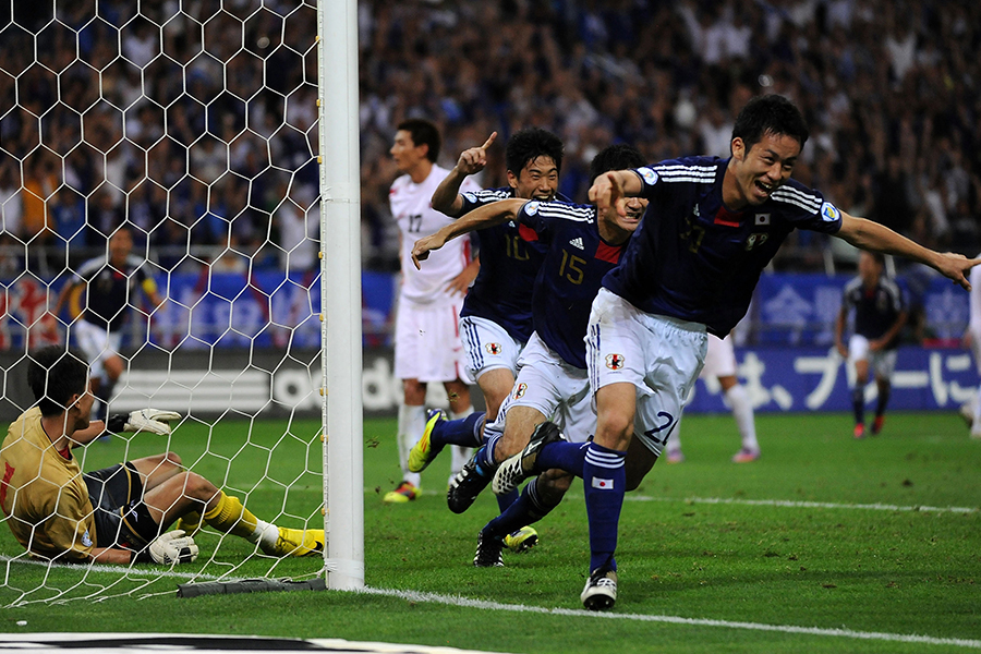 2011年のブラジルW杯アジア3次予選でヘディングシュートを決めた吉田麻也【写真：Getty Images】