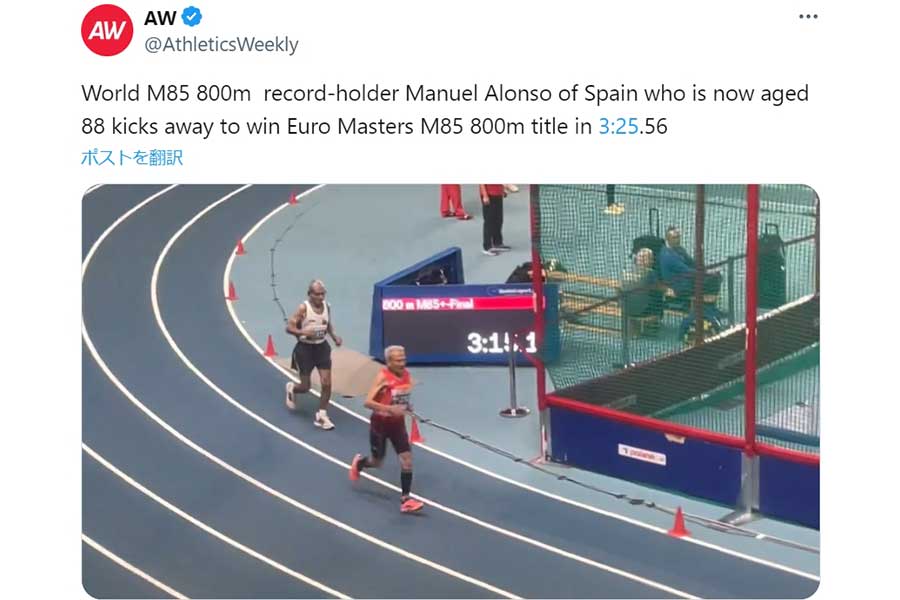 欧州マスターズ室内選手権男子800メートルを走る赤いウェアの88歳マニュエル・アロンソ（画像は「アスレチックス・ウィークリー」公式Xより）
