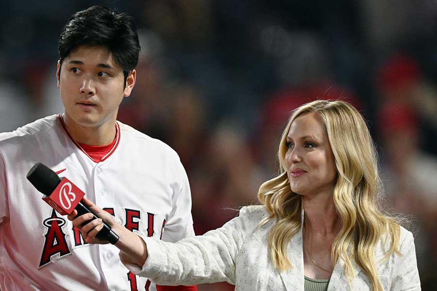 エンゼルス時代に大谷翔平にインタビューするエリカ・ウェストンさん（右）【写真：Getty Images】