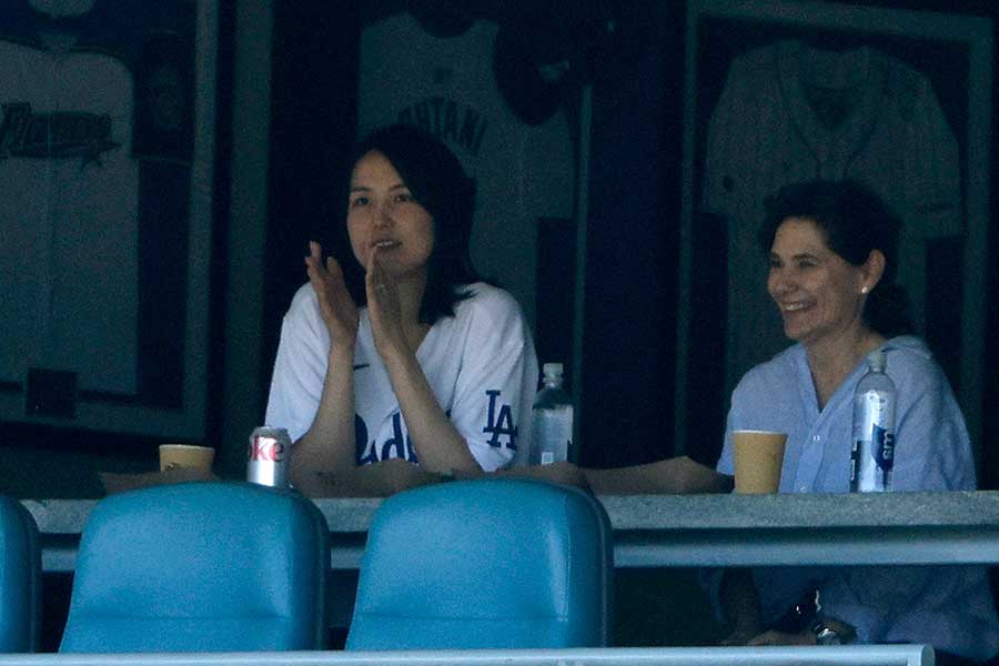 カージナルス戦を観戦する大谷翔平の妻・真美子さん（左）【写真：Getty Images】