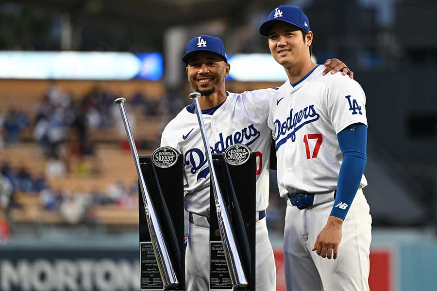 ドジャースのムーキー・ベッツ（左）と大谷翔平【写真：ロイター】