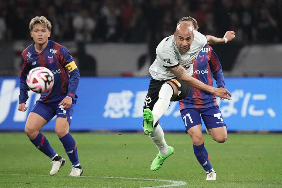 FC東京戦でシュートを放つ浦和のチアゴ・サンタナ【写真：Getty Images】