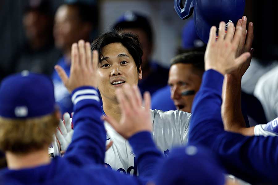 ドジャースで待望の1号本塁打を放ち、祝福を受ける大谷翔平【写真：Getty Images】