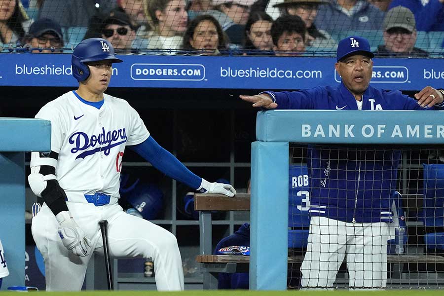 ドジャースの大谷翔平とロバーツ監督（右）【写真：ロイター】