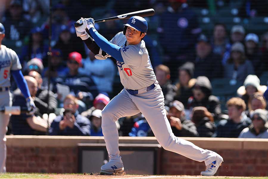 カブス戦で本塁打を放つドジャースの大谷翔平【写真：Getty Images】