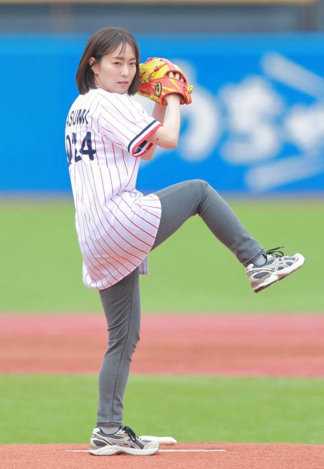 石川佳純さんが始球式で披露した“美しすぎる”投球フォーム【写真：産経新聞社】