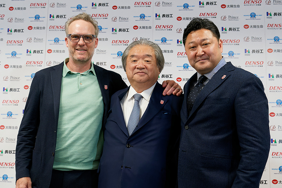 左から男子日本代表の命運を託されたスカルディ新監督、藤木会長、スズキ強化本部長【写真：日本アイスホッケー連盟提供】