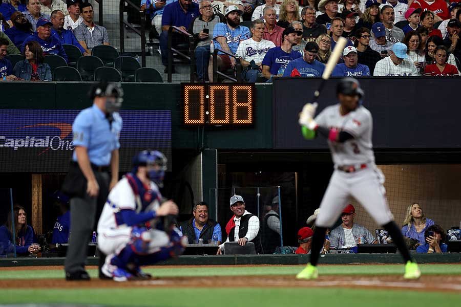 MLBで導入されているピッチクロック【写真：Getty Images】