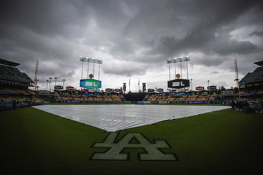 雨天で試合開始が遅れたドジャースタジアム【写真：Getty Images】