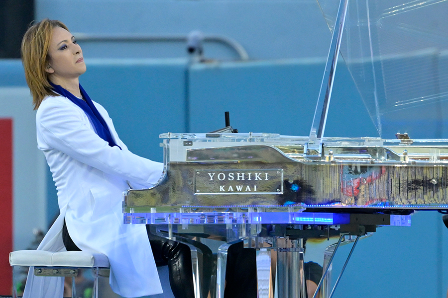 ドジャースタジアムで試合前に米国国歌をピアノ演奏したYOSHIKIさん【写真：Getty Images】