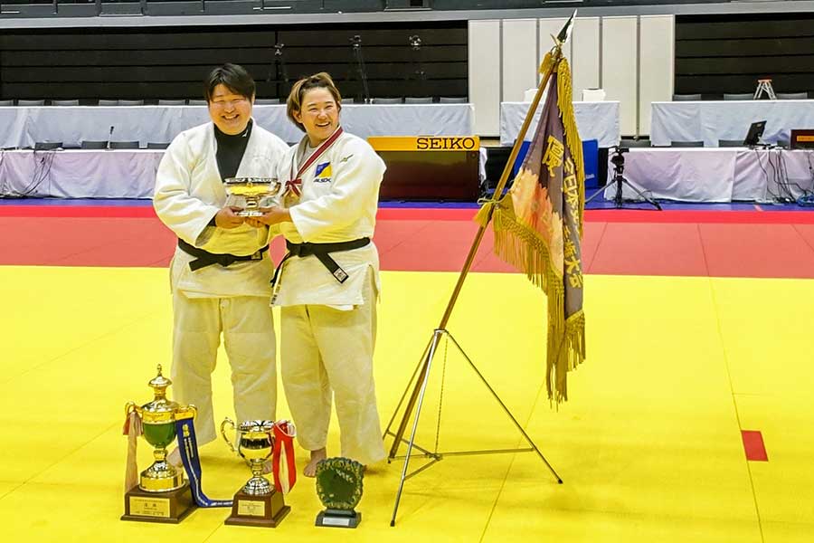 柔道の全日本女子選手権、優勝カップを手に畳の上で喜びの表情を見せる瀬川勇気さん（左）と麻優