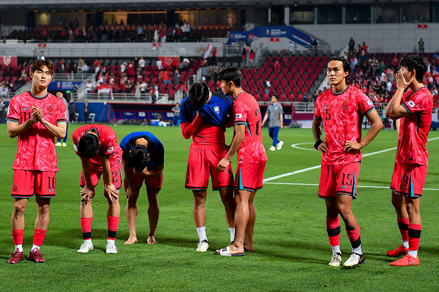 U-23アジアカップ準々決勝、インドネシアに敗れ肩を落とす韓国代表【写真：Getty Images】