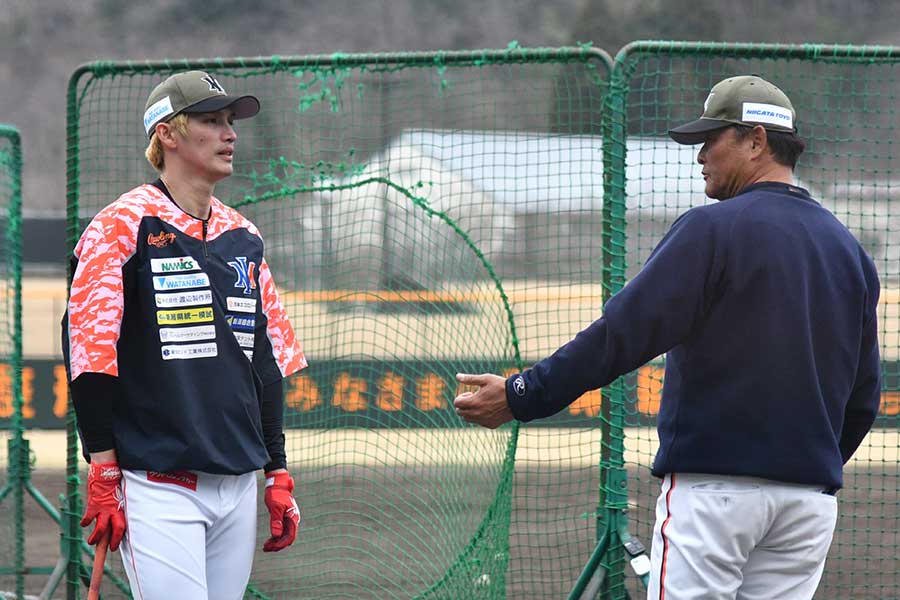 陽は橋上監督（右）とも話し合いながら、少しずつ調子を上げている【写真・羽鳥慶太】