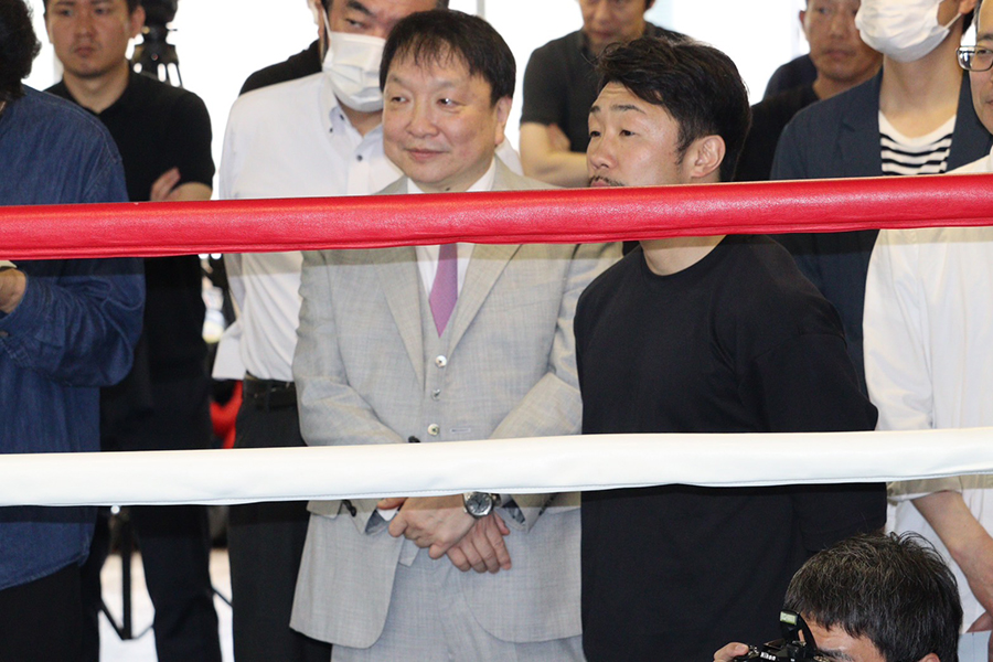 マロニーの練習を視察した大橋秀行会長と八重樫東トレーナー（手前）【写真：浜田洋平】